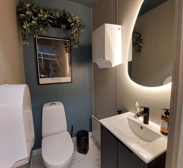 Toimiston WC sisustuksen uudistamisen jälkeen