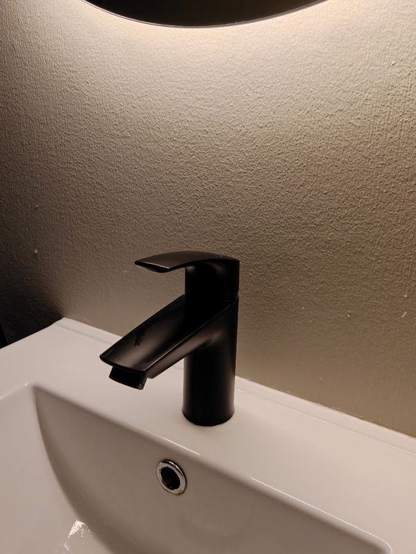Mattamusta Grohe Eurosmart -pesuallashana bideesuihkulla