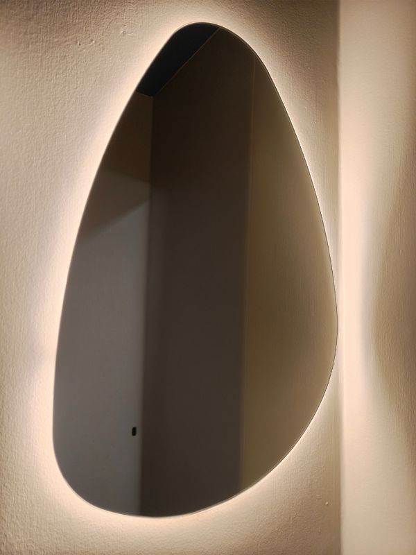 Interia Sten 800 x 550 mm valopeili pienessä WC-tilassa